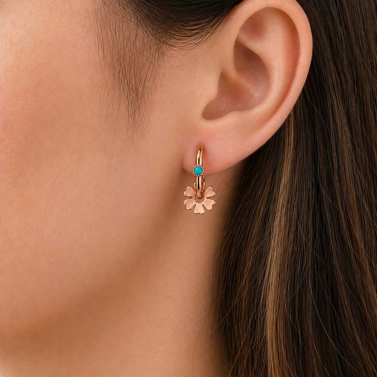 Turkuaz Taşlı Şans Yoncası 925 Ayar Gümüş Rose Kaplama Göçmen Küpesi – Kadın resmi